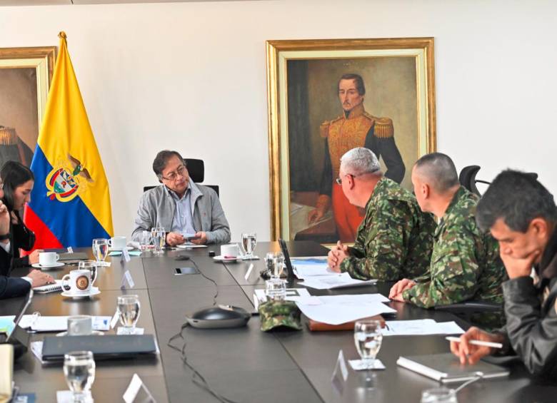 El presidente Gustavo Petro, el ministro de Defensa, Iván Velásquez, la cúpula militar y la Policía se reunieron en un consejo extraordinario para tomar medidas por los ataques de disidentes en Cauca. FOTO: Cortesía. 