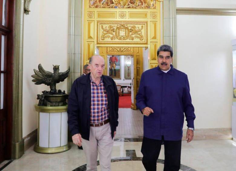 El canciller de Colombia, Álvaro Leyva, y el presidente de Venezuela, Nicolás Maduro, en Caracas.