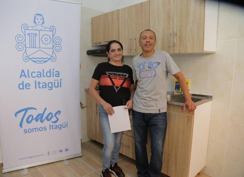 Una de las familias beneficiarias de los subsidios entregados en Itagüí. FOTO: Cortesía