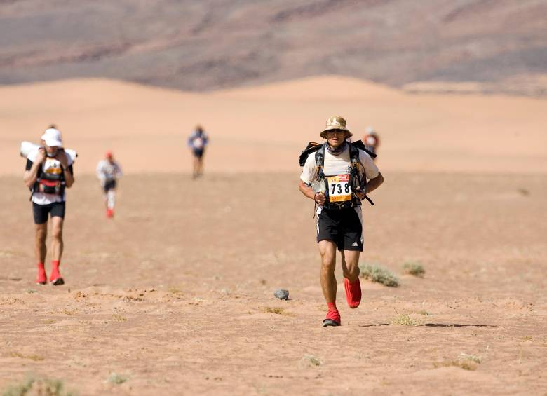 Corredores enfrentan temperaturas cada vez más altas en las principales maratones del mundo, una consecuencia directa del cambio climático. FOTO creada con inteligencia artificial