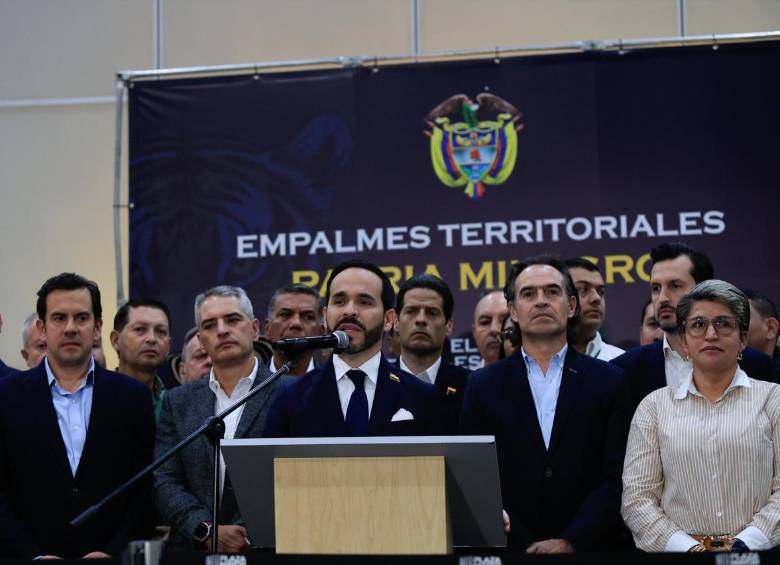 El presidente electo Abelardo De la Espriella junto a mandatarios regionales y locales. FOTO: EL COLOMBIANO