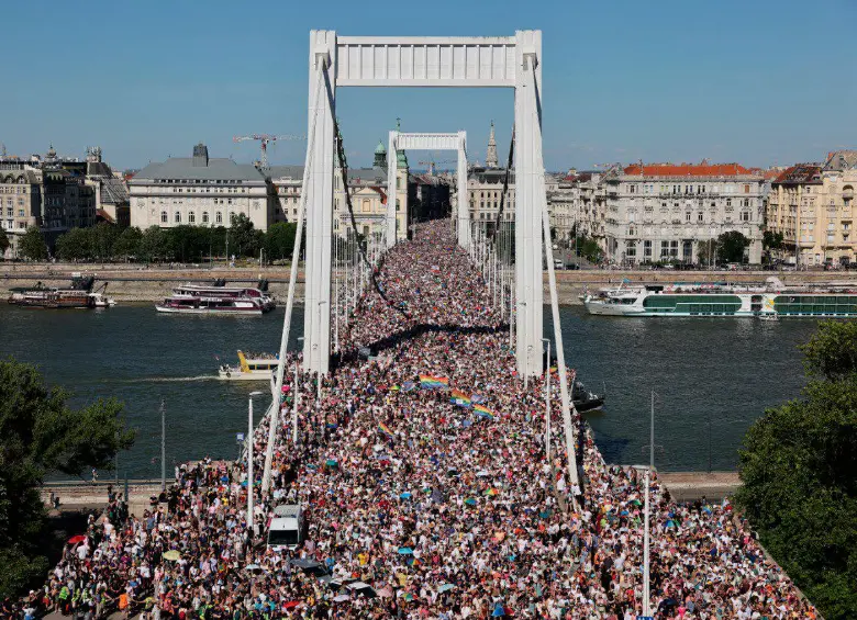 El gobierno de Viktor Orban instaló cámaras de reconocimiento facial a lo largo del recorrido para imponer, posteriormente, multas a los manifestantes. FOTO X @JulianMaciasT