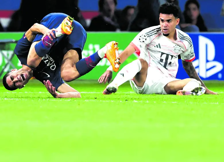 La entrada de Luis Díaz al lateral del PSG, Achraf Hakimi. Foto: Thomas Samson /AFP