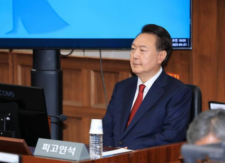 SEUL, 21 abril, 2025 - El destituido presidente de República de Corea, Yoon Suk-yeol, asiste a la segunda audiencia de su juicio penal por cargos de insurrección, en Seúl, República de Corea, el 21 de abril de 2025. FOTO: Xinhua