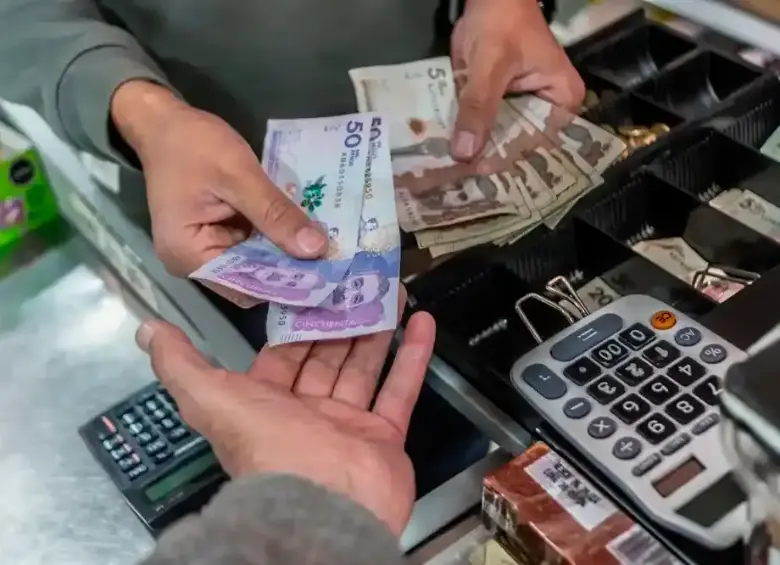 Persona recibiendo dinero extra, tras haber trabajado los días festivos de Semana Santa. FOTO: COLPRENSA