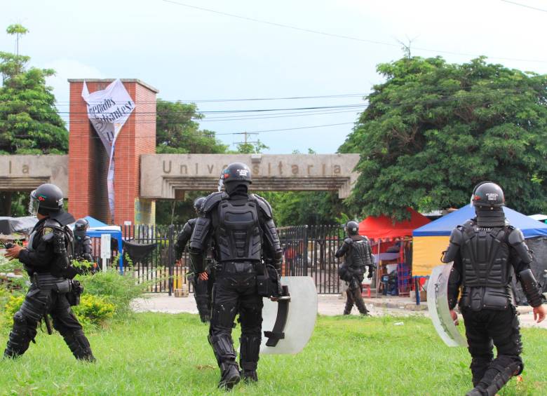 Días atrás, un grupo de encapuchados se tomó la universidad para protestar contra el presidente Gustavo Petro por no reformar la ley 30. Imagen de referencia. FOTO COLPRENSA 