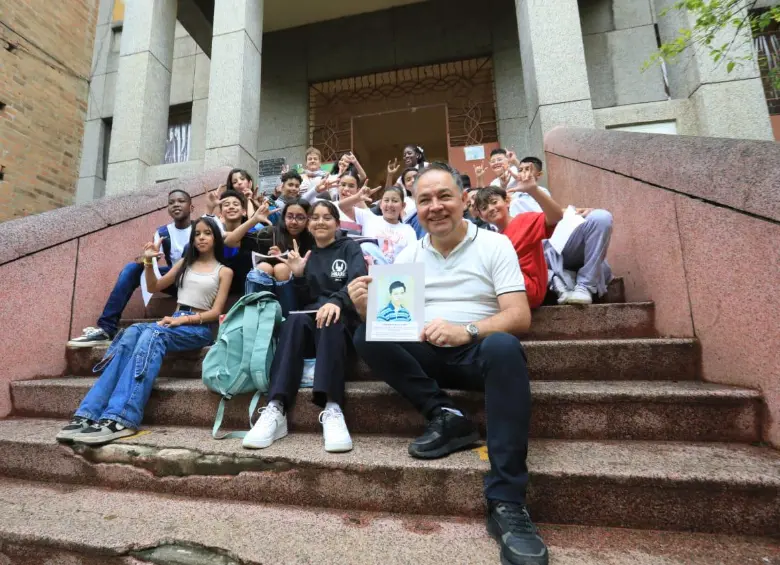 Alumnos de la Institución Educativa Francisco Luis Hernández, conocida como el Colegio de Ciegos y Sordos de Medellín, junto a uno de sus egresados más prominentes. FOTO: Esneyder Gutiérrez