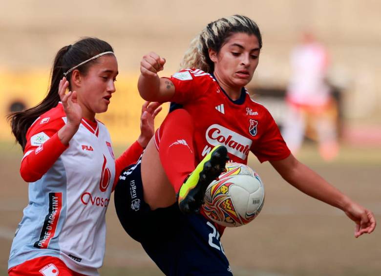 Las rojas paisas empezaron ganando el partido contra las bogotanas. Sin embargo, las capitalinas le dieron vuelta al resultado. FOTO: MANUEL SALDARRIAGA 