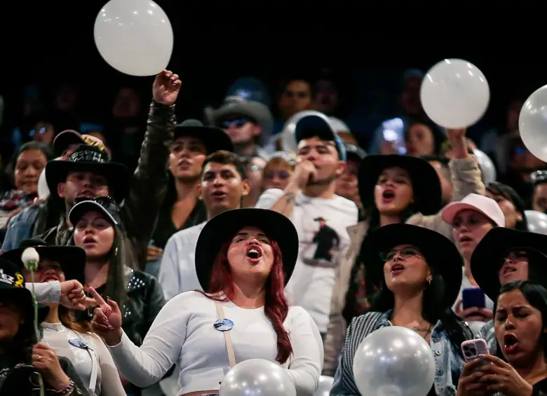 La gente llegó con prendas alusivas a Yeison Jiménez y bombas blancas. FOTO Colprensa