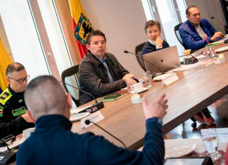 La alcaldesa Clauidia López, junto a su secretario de Seguridad, Aníbal Fernández, lideró un consejo de seguridad en la mañana de este sábado. FOTO: Cortesía