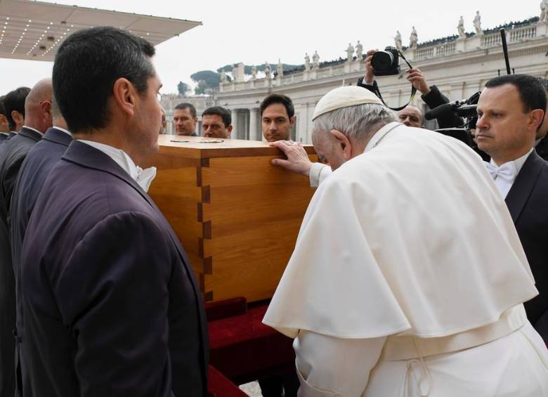 Durante el funeral, el Papa Francisco destacó la “sabiduría, delicadeza y entrega” de Benedicto XVI. FOTO EFE