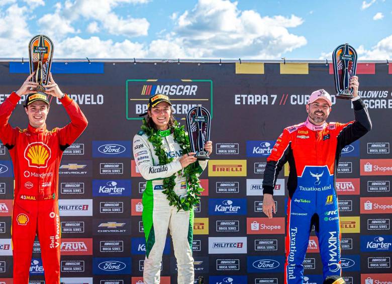 La piloto bogotana Tatiana Calderón, de 33 años (en el centro de la foto), se subió en el primer puesto del podio en la Nascar de Brasil. Foto: Cortesía 