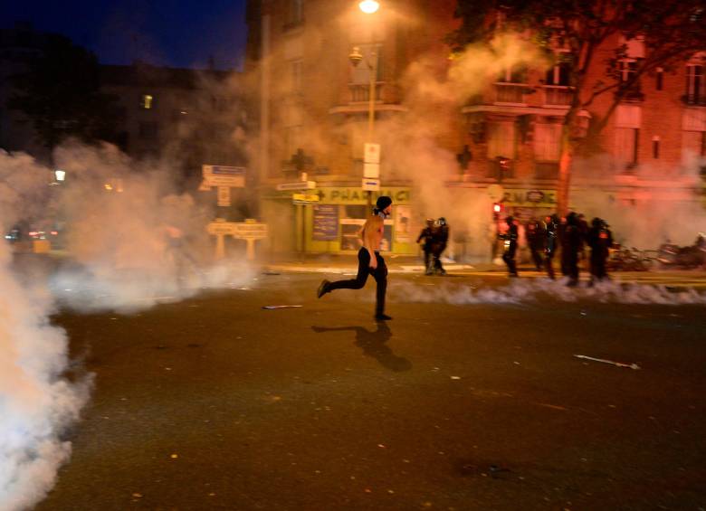 Las calles se convirtieron en escenario de una batalla campal, con personas que dañaron el inmobiliario público y se enfrentaron a las autoridades. FOTO Getty