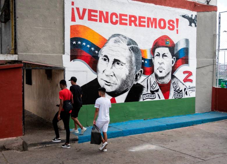 Cerca al mural ondean, además, banderas de Rusia y Venezuela. FOTO AFP