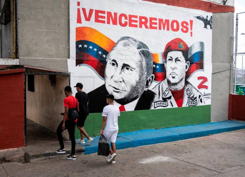 Cerca al mural ondean, además, banderas de Rusia y Venezuela. FOTO AFP