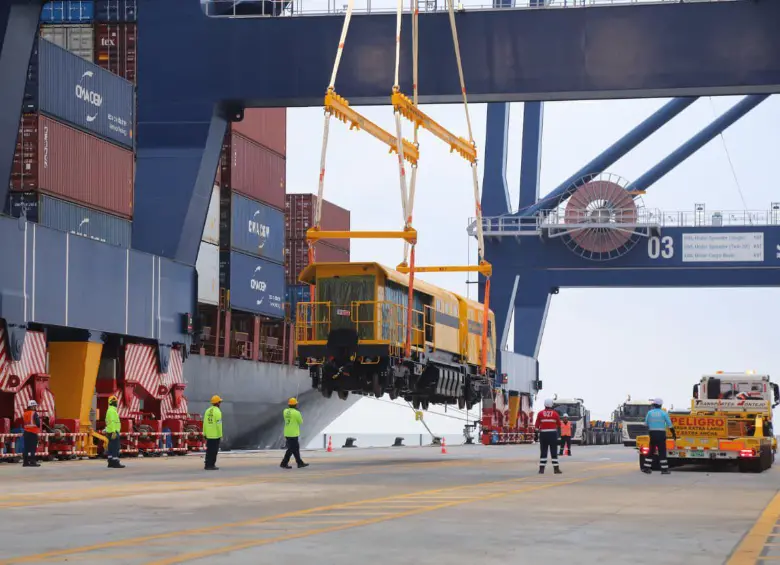 Reperfiladora que llegó a Puerto Antioquia para mejorar la operación del Metro de Medellín. Foto: Fico Gutiérrez @FicoGutierrez