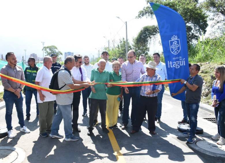 Acto de apertura de la vía en el sector El Carmelo. FOTO: Cortesía