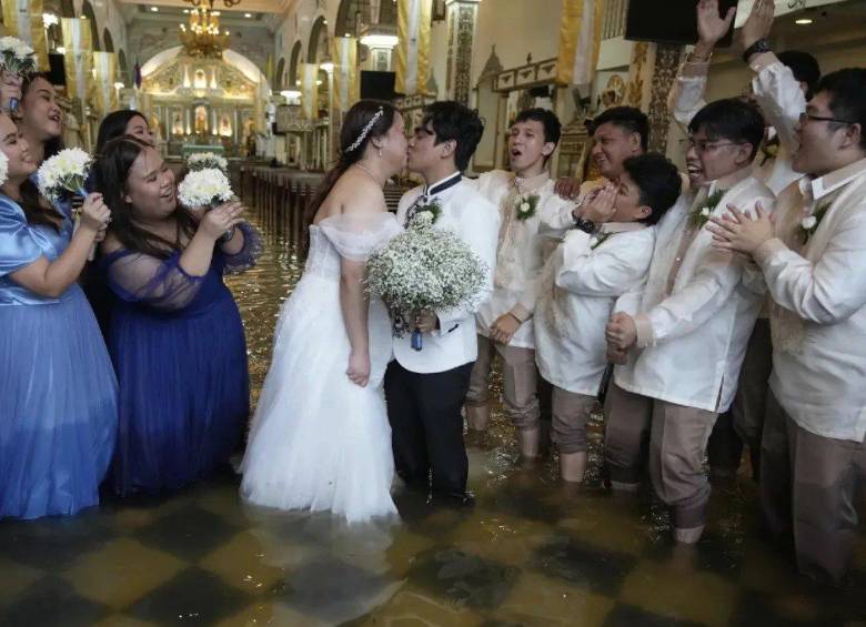Amor bajo el agua: pareja se casa en iglesia inundada por el tifón Wipha en Filipinas