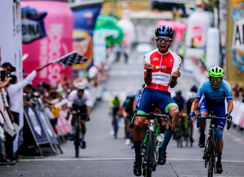 Adrián Camilo Bustamante, quien ha tenido la oportunidad de correr en el ciclismo europeo, impone talento y experiencia en el Clásico. Ya es segundo en la clasificación general. FOTO COLPRENSA