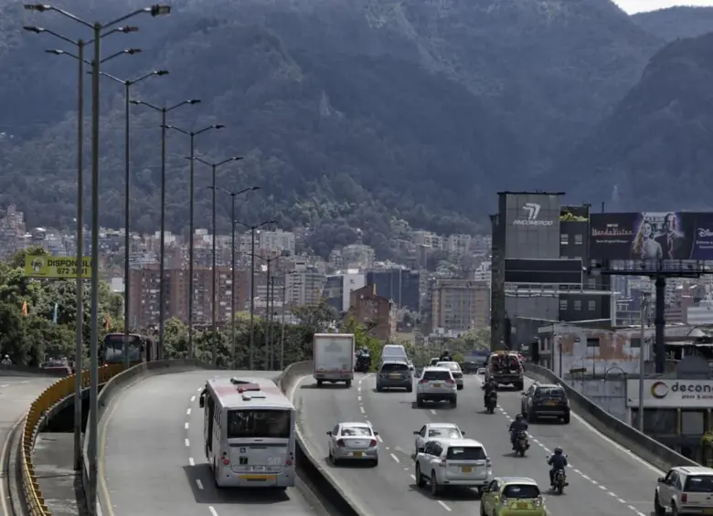 ¿Quién es el dueño del vehículo con placa AAA000 y por qué tiene tantas infracciones de tránsito? FOTO: Colprensa 