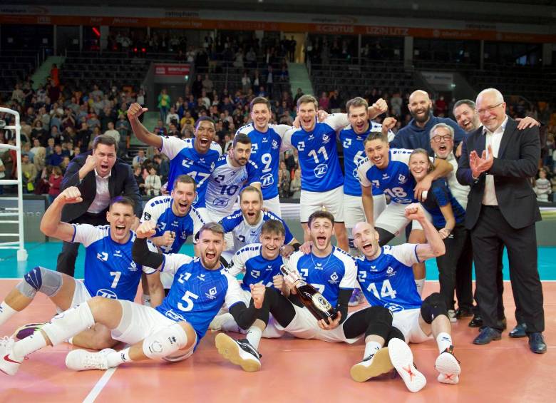 Este es el equipo en el que milita el colombiano Miguel Ángel Martínez Palacios (#17-arriba a la izquierda) en la Liga Profesional de Alemania. El fin de semana festejó el subcampeonato. FOTO cortesía vfb friedrichshafen