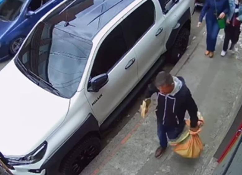 Así fue como robaron a unos periodistas del canal City TV en Bogotá. FOTO: Captura de video 