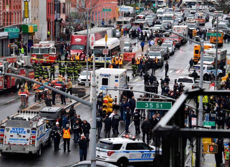 Así están las afueras de la estación de Brooklyn en la que se presentó el tiroteo en la mañana de este martes. FOTO: AFP