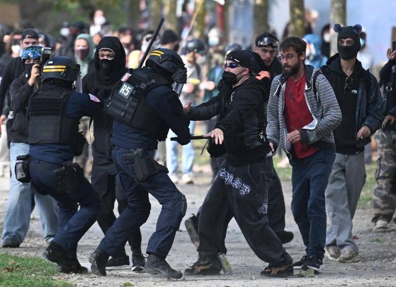 Las autoridades desplegaron 10.000 policías y gendarmes, incluidos 5.000 en París, para contener disturbios. FOTO: Sebastien Salom-Gomis / AFP