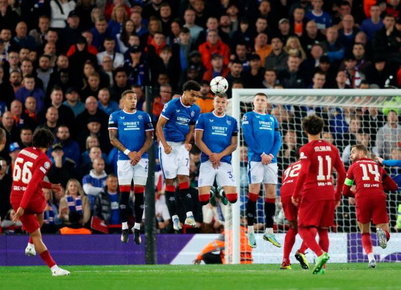 Este es el momento del cobro de Trent Alexander-Arnold para el primer tanto del Liverpool ante Rangers. FOTO: TOMADA DE LIVERPOOL