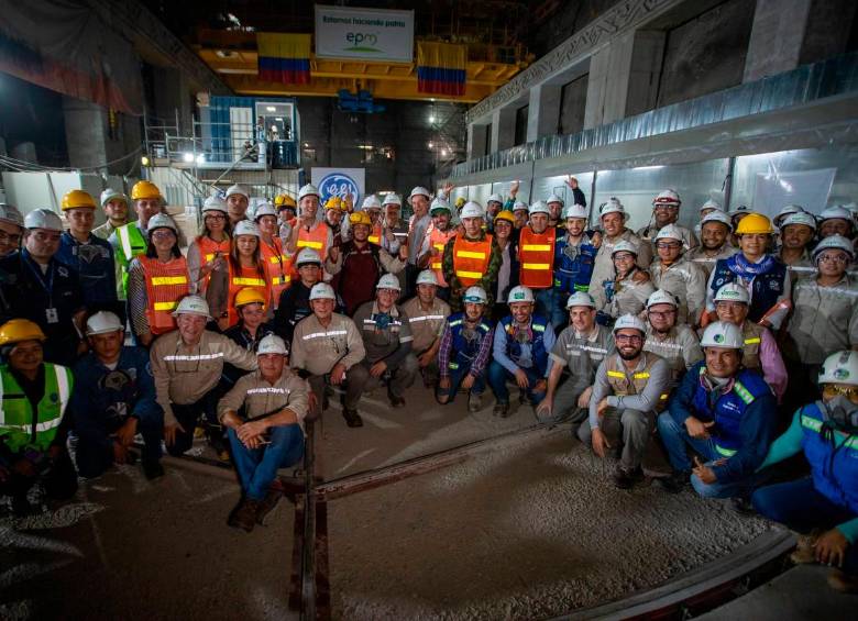 El equipo de ingenieros y trabajadores celebraron el hito con las dos primeras unidades de generación. FOTO: CORTESÍA