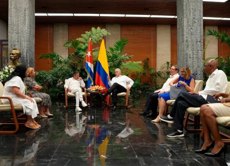 El presidente Gustavo Petro durante su reunión bilateral con su homólogo de Cuba, Miguel Díaz-Canel. FOTO @PETROGUSTAVO