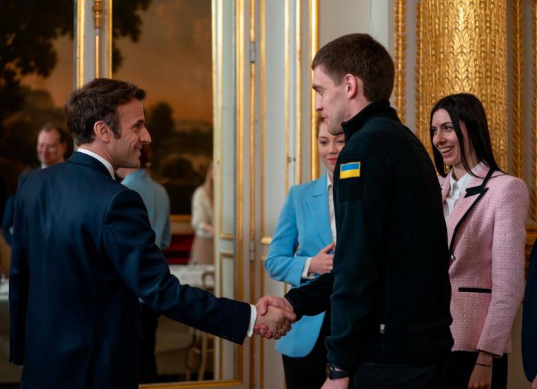 El presidente de Francia Emmanuel Macron con Ivan Fedorov, alcalde de Melitopol, liberado por las tropas rusas. FOTO: TOMADA DE TWITTER @EMMANUELMACRON.