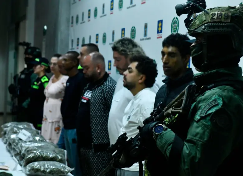Los ocho capturados harían parte de la banda de Caicedo que opera en la comuna 9 (Buenos Aires) de Medellín. FOTO: POLICÍA METROPOLITANA 