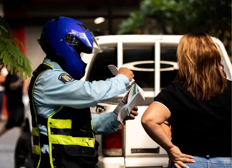 Los agentes de tránsito solo pueden pedir cinco documentos a un conductor en Colombia. FOTO: EL COLOMBIANO