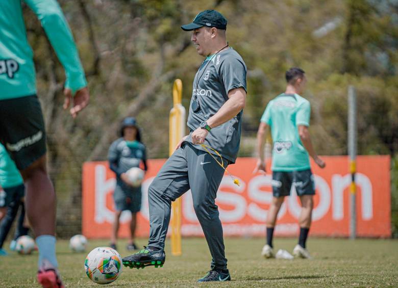 Efraín Juárez durante una de las prácticas que dirigió antes de enfrentar a Jaguares. FOTO CORTESÍA NACIONAL