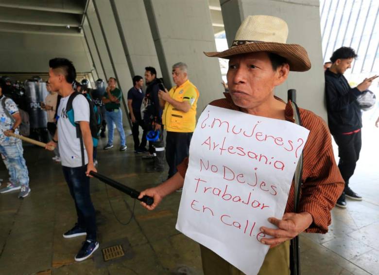 Instalan mesa de diálogo tras desmanes de indígenas en la Alcaldía de Medellín