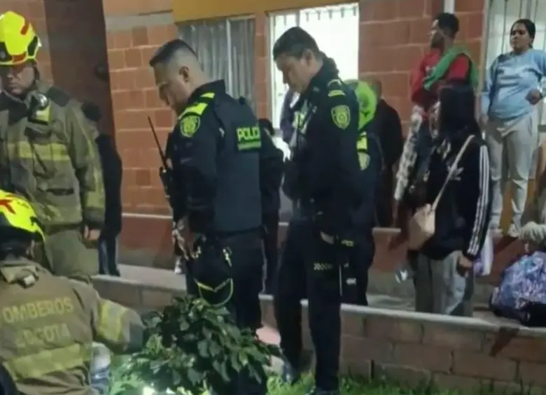 Un accidente se produjo en una vivienda de Bosa, en Bogotá, cuando un niño de 6 años cayó desde un tercer piso. FOTO: Captura de video 