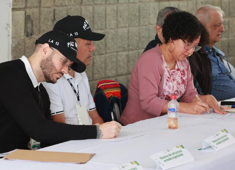 Capos de la cárcel de Itagüí firmaron este viernes el pacto para no extorsionar en barrios negocian con el Gobierno Nacional. FOTO: MANUEL SALDARRIAGA