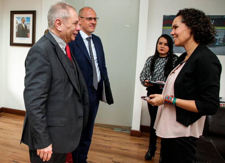 El embajador de rusa en Colombia, Nikolay Tavdumadze, en su encuentro con la ministra del deporte Astrid Rodríguez. FOTO: TOMADA DEL TWITTER DE @MinDeporteCol 