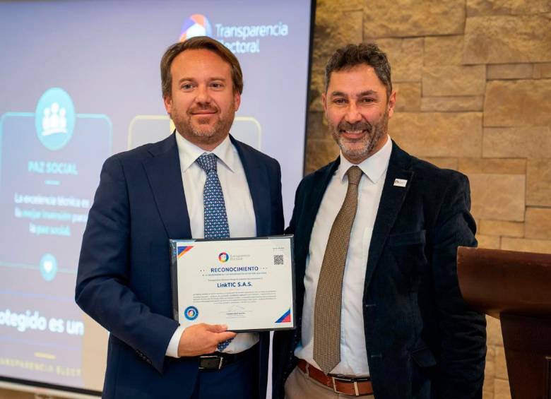 Leandro Querido, director ejecutivo de Transparencia Electoral (Der.), durante la entrega, en el norte de Bogotá, del reconocimiento a LinkTIC Unión Temporal Actores Electorales 2026. 