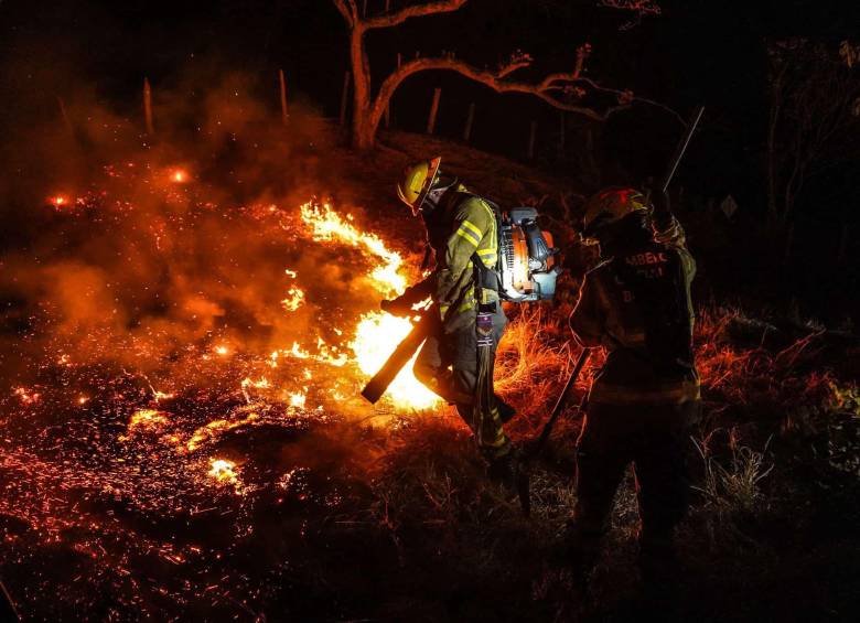 Incendios forestales en Suárez, Tolima. Al último corte oficial, siete incendios permanecían activos en el departamento. Foto: Bomberos Bogotá
