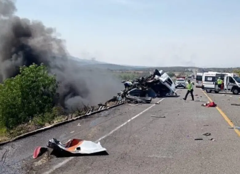 Grave accidente de tránsito se registró este 14 de mayo en una autopista de Puebla, México. FOTO: Tomada de redes sociales @MensajeroPuebla