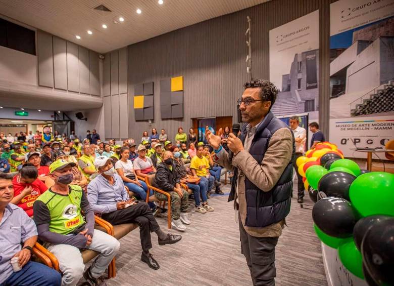 El presidente del Grupo EL COLOMBIANO, Ignacio Gaitán, destacó la labor de los voceadores como esencial para la empresa y las audiencias. FOTO CARLOS VELÁSQUEZ