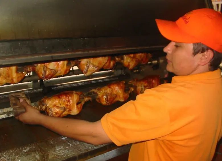 Medellín y Cartagena son las ciudadades en donde se registró más caro el pollo en el mes de septiembre. FOTO: EL COLOMBIANO