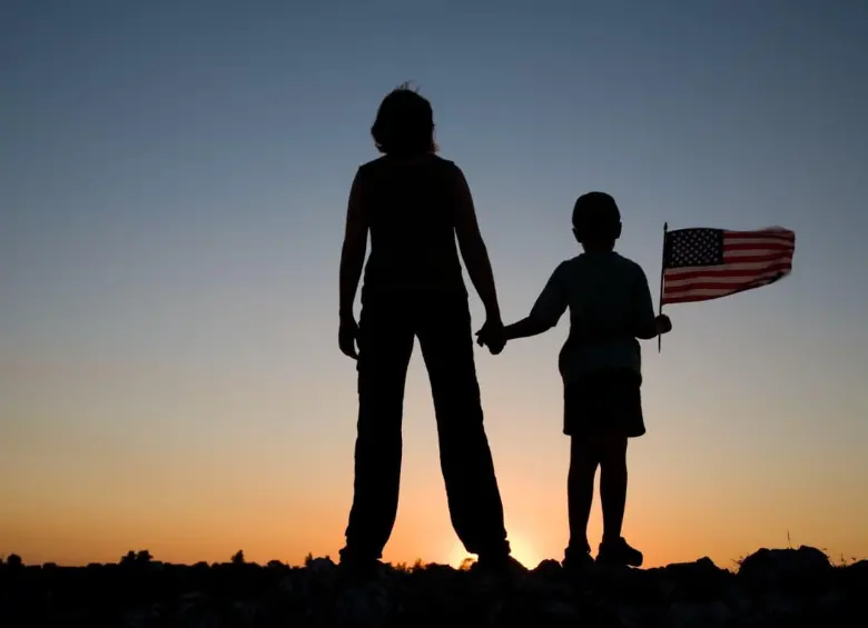 Niños en Estados Unidos temen ser separados de sus padres por las deportaciones lideradas por el presidente Donald Trump. FOTO: GETTY 