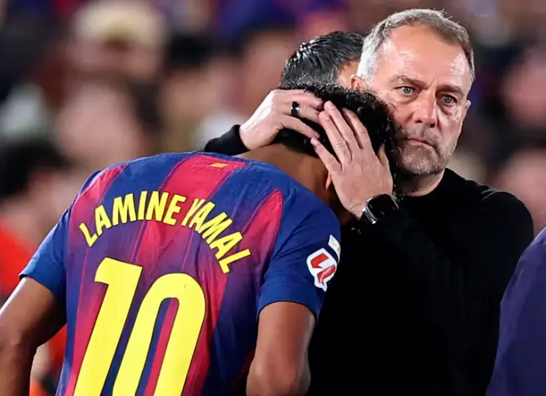 El consuelo del técnico del Barcelona, Hansi Flick, tras la lesión de Lamine Yamal. FOTO AFP
