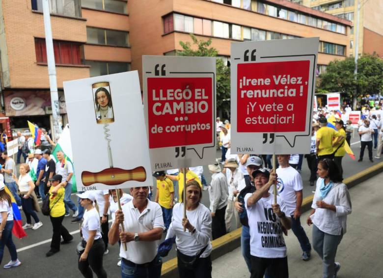 Entre carteles, pitos, banderas y arengas avanza la manifestación en las calles de Medellín. FOTO: CORTESÍA