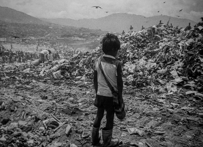 La exposición reúne 20 fotos, casi todas inéditas, que Édgar Jiménez hizo sobre la vida en el barrio Moravia, cuando era un basurero. Foto Cortesía Édgar Jiménez, “el Chino”. 