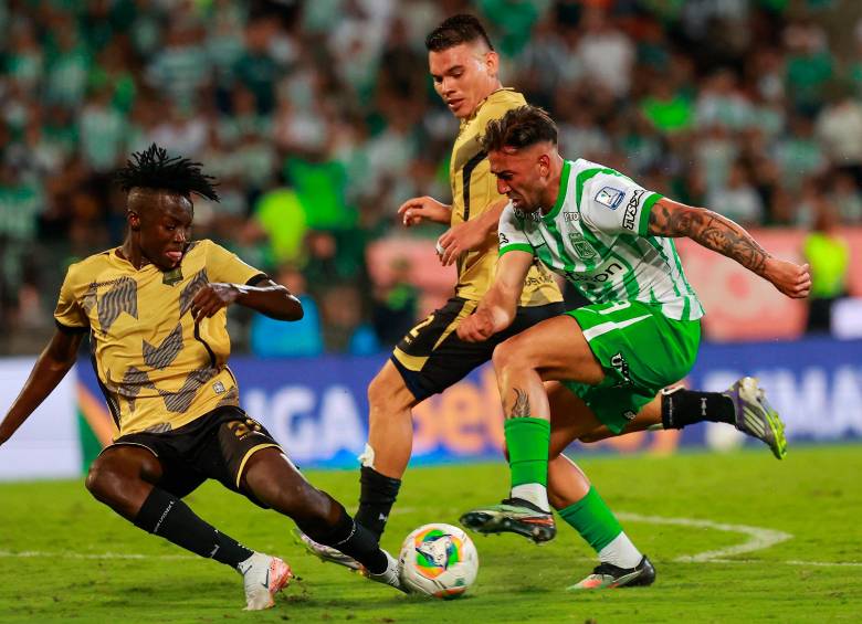 Acción de uno de los últimos partidos entre Nacional y Águilas Doradas. FOTO MANUEL SALDARRIAGA