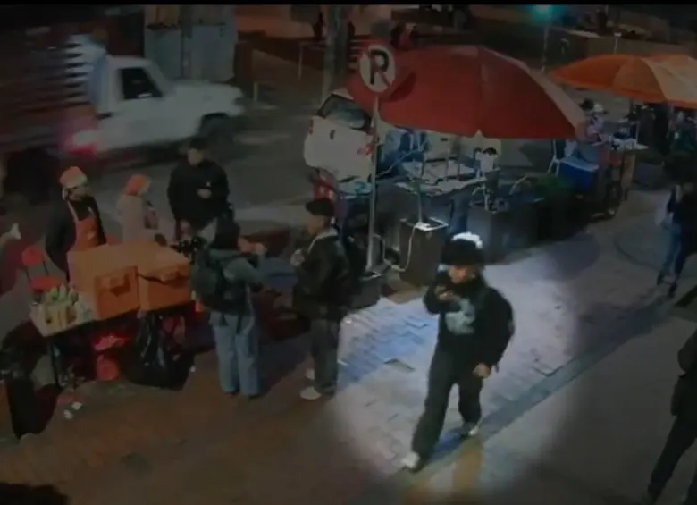 Fredy Santiago Guzmán Cárdenas fue apuñalado en medio de un atraco en una estación del TransMilenio en Bogotá. FOTO: Captura de video - Noticias Caracol